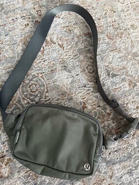 Lululemon Everywhere Belt bag LARGE Olive Green Crossbody Purse